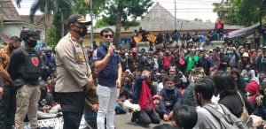 Anggota DPRD Bojonegoro Temui Massa Aksi Tolak UU Cipta Kerja