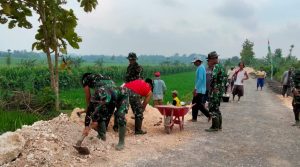 Satgas Kodim 0813 Lanjutkan Pengaspalan Jalan Desa Jatimulyo