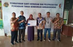 Warga Desa Kalangan Terima Pembayaran  Ganti Untung untuk Bendungan Karangnongko