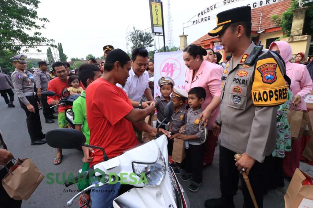 Kapolres Bojonegoro dan PYKB Bagi-Bagi Takjil Sambut Bulan Suci Ramadhan