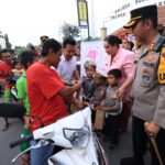 Kapolres Bojonegoro dan PYKB Bagi-Bagi Takjil Sambut Bulan Suci Ramadhan