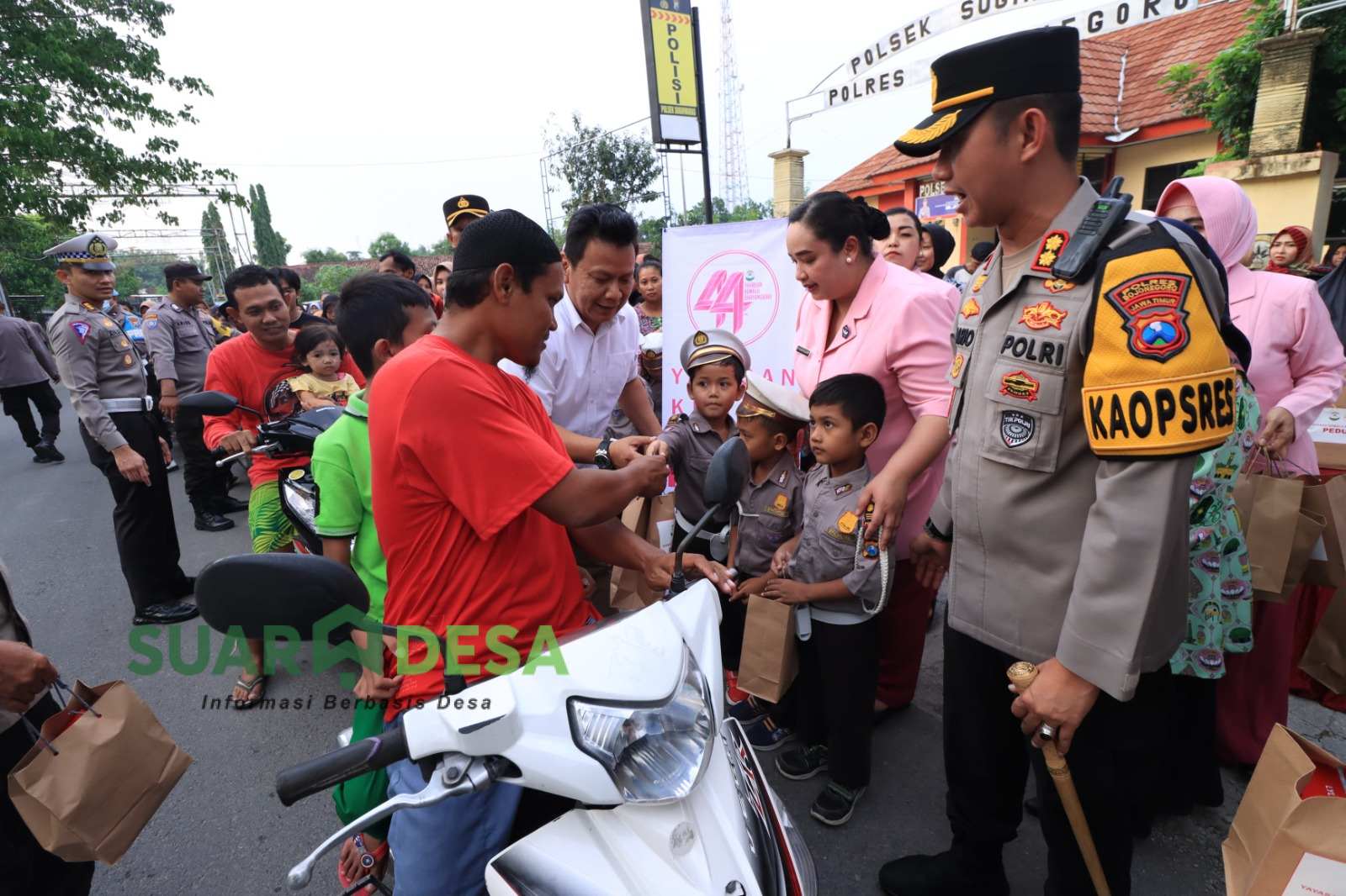 Kapolres Bojonegoro dan PYKB Bagi-Bagi Takjil Sambut Bulan Suci Ramadhan
