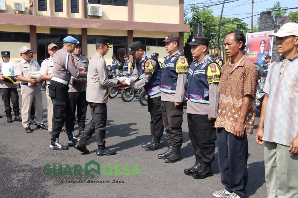 Pak Bhabin Polres Bojonegoro Salurkan Zakat Fitrah 689 Paket Beras