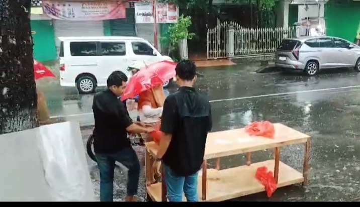 Manajemen Teras Kota melakukan kegiatan berbagi takjil