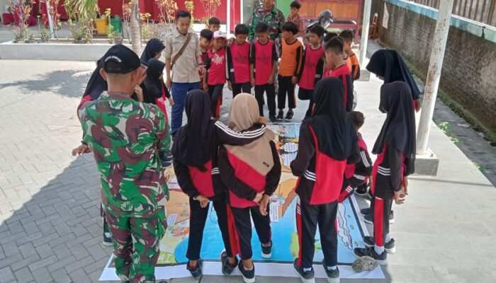 Satgas TMMD 120 Kodim Bojonegoro, PMI, dan Tagana Sosialisasikan Sekolah Siaga Bencana