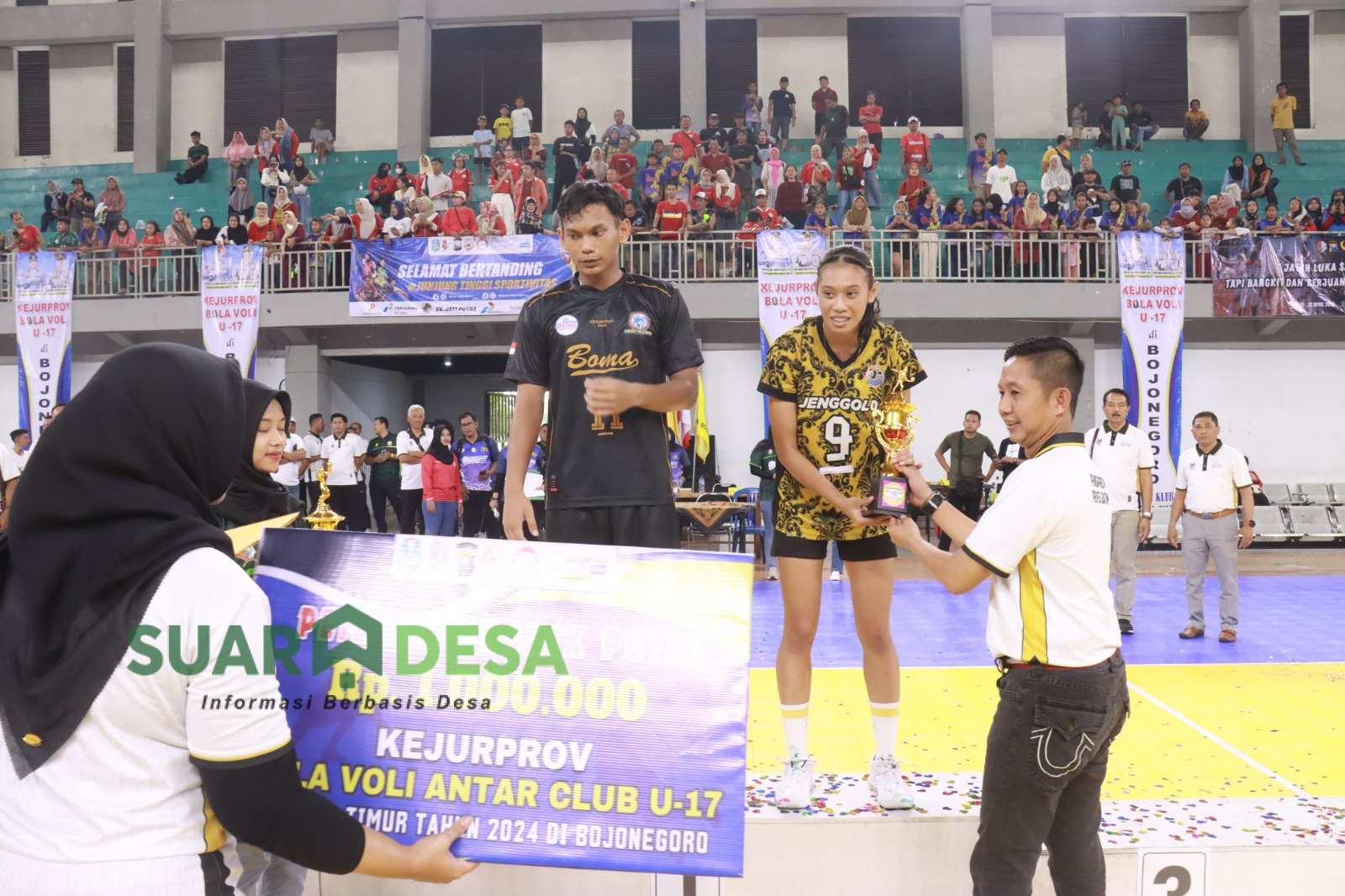 Kapolres Bojonegoro Serahkan Trophy MVP Kepada Dua Pemain Terbaik
