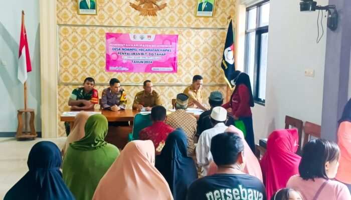 Pastikan Kegiatan Berjalan Tertib dan Lancar, Babinsa Koramil Kapas Bojonegoro Kawal Penyaluran BLT-DD