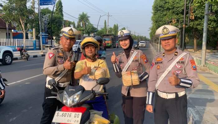 Polres Bojonegoro Apresiasi Pengendara Tertib dengan Produk UMKM Tempe Garit