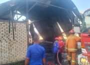 Kebakaran Hanguskan Gudang Semen di Rengel