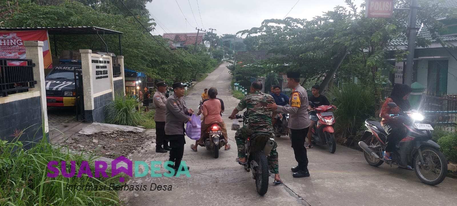 Di Bulan Penuh Berkah Ini Kapolsek Sekar beserta anggota Berbagi Takjil Untuk Pengendara Jalan