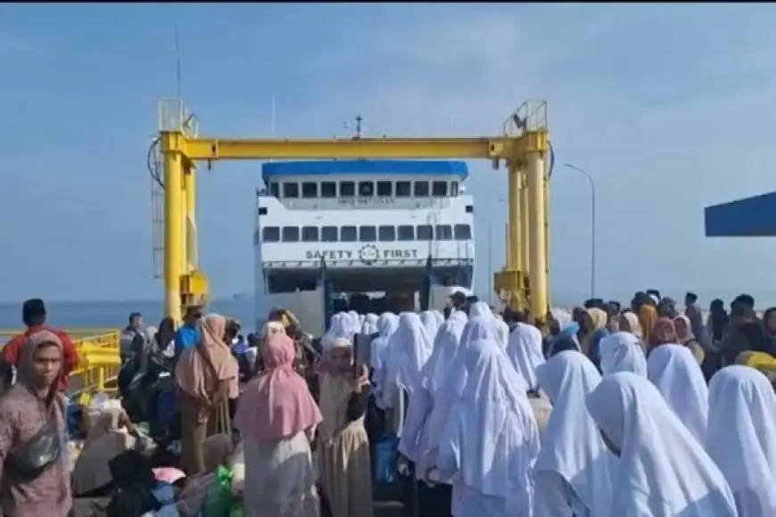 Pemkab Gresik Jemput Ribuan Santri dan Subsidi Tiket Kapal Pulang-Pergi ke Bawean