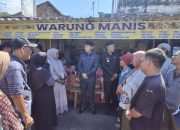 Kompak, Bupati dan Wabup Tuban Diskusi Dengan Pedagang di Pantai Boom