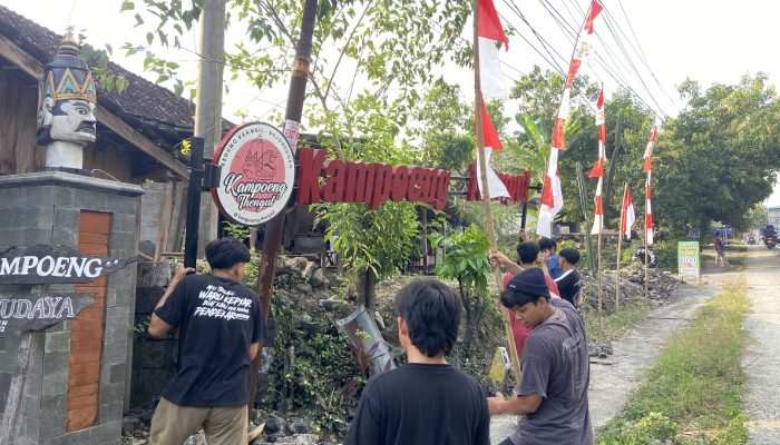 Mahasiswa Unigoro Percantik Plang Nama Kampoeng Thengul, Simbol Hidupkan Kembali Budaya Desa