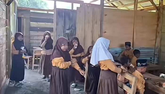 Viral Sekolah Berdinding Kayu di Bojonegoro: Publik Geram, Pertanyakan Ironi Daerah Kaya Migas Tapi Pendidikan Tertinggal