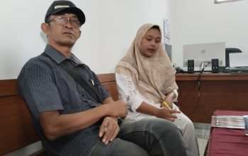 Kepala Desa dan Sekretaris Desa Mori saat dikonfirmasi di Balai Desa setempat