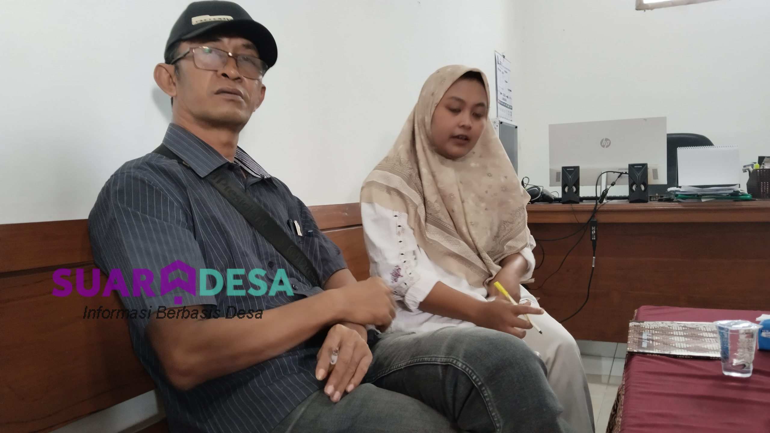 Kepala Desa dan Sekretaris Desa Mori saat dikonfirmasi di Balai Desa setempat