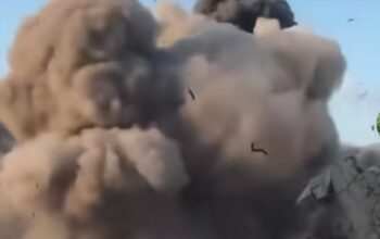 Serangan Rudal Iran Guncang Tel Aviv, Ledakan Picu Kebakaran di Area Permukiman