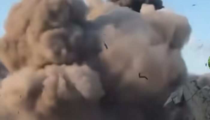 Serangan Rudal Iran Guncang Tel Aviv, Ledakan Picu Kebakaran di Area Permukiman